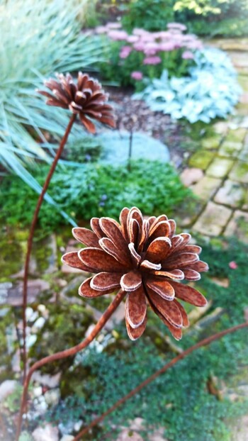 Кованное украшение для сада Далия. Из коллекции Ферроцветики